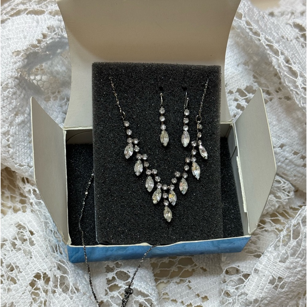 Avon 2008 Clear Chevron Two Piece Set